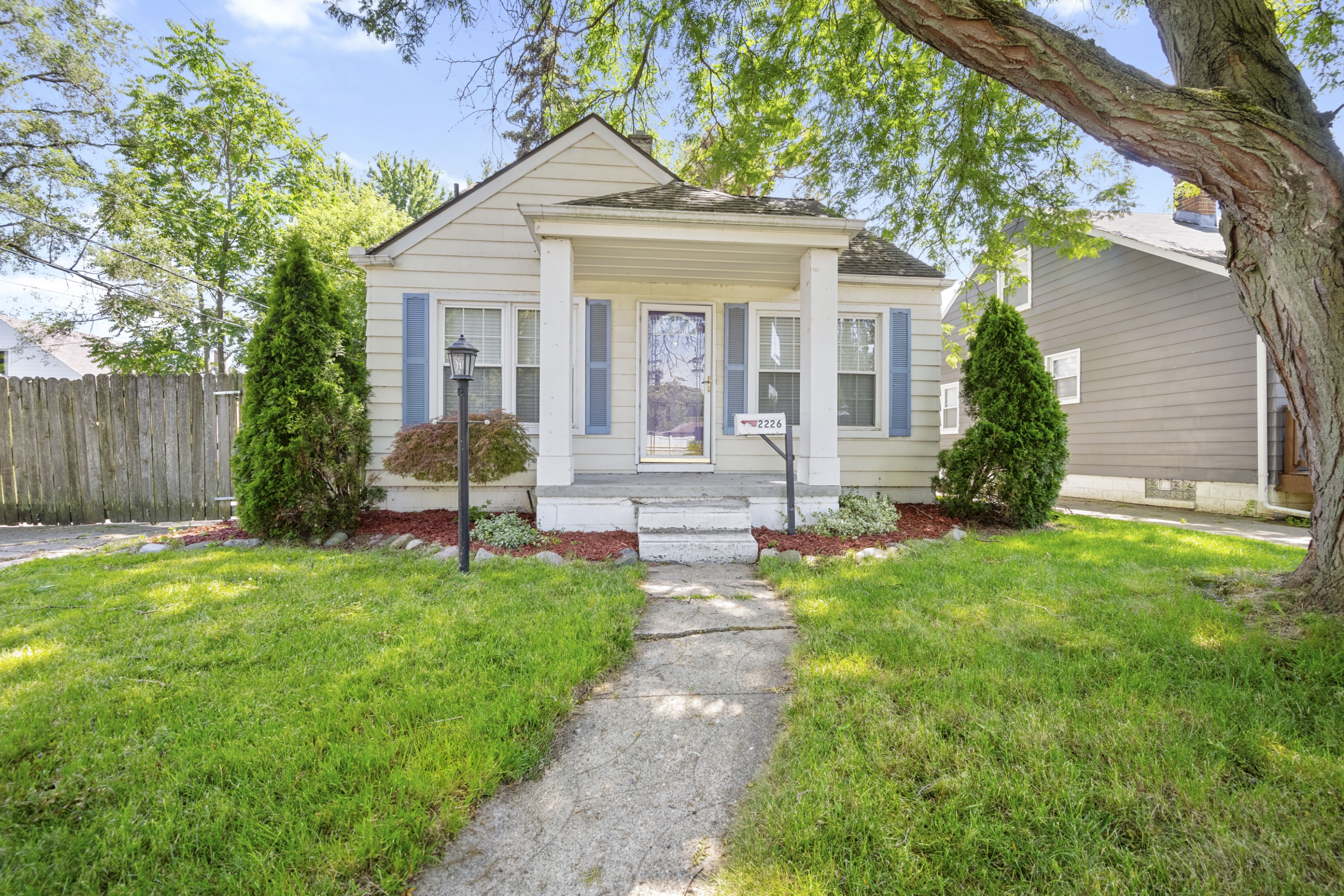 2226 E. Farnum Ave.