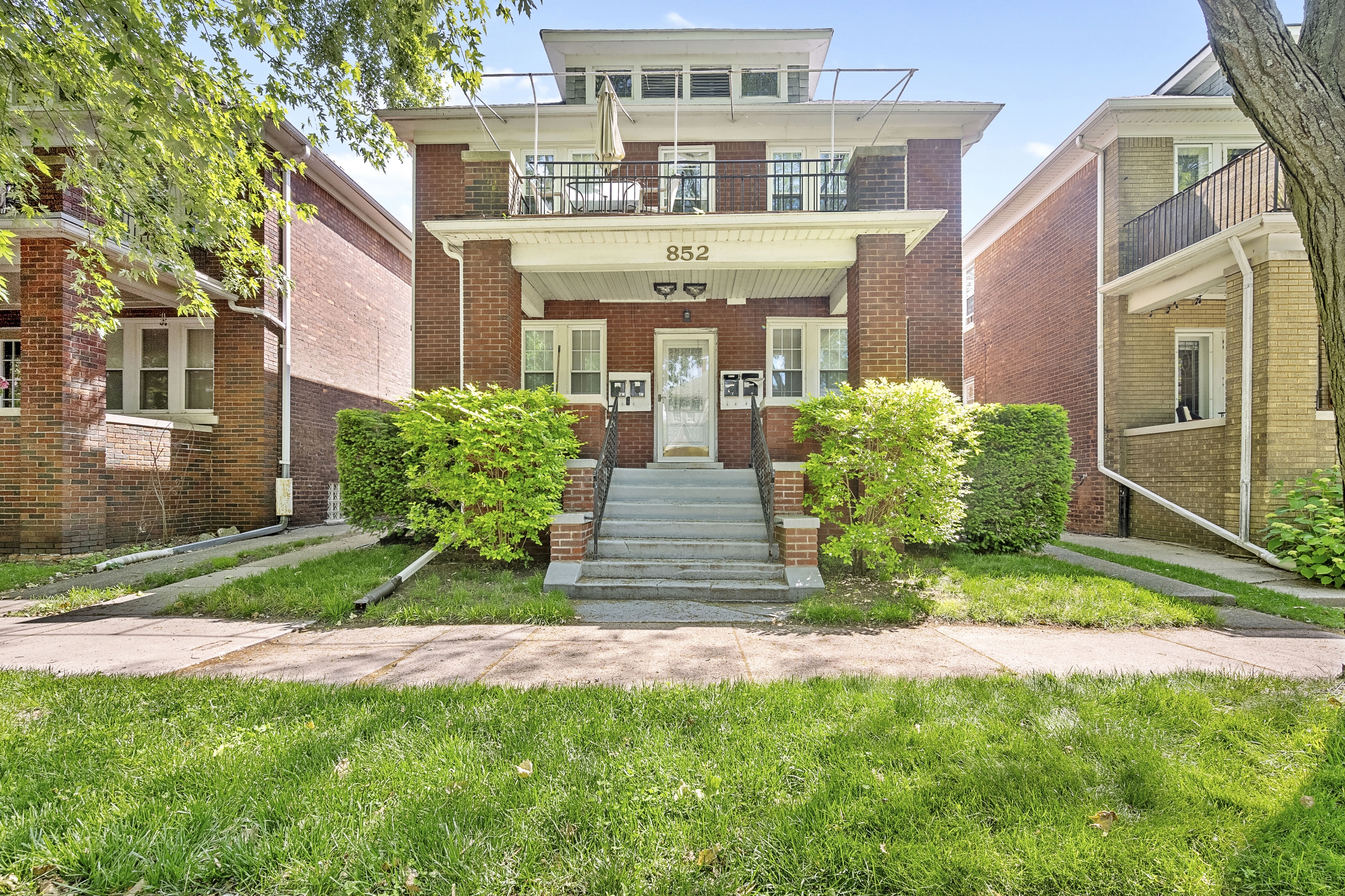 852 Beaconsfield Ave. - 2S