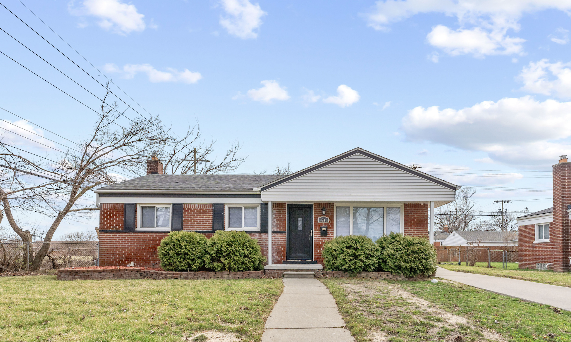 3741 Lodge Ln.