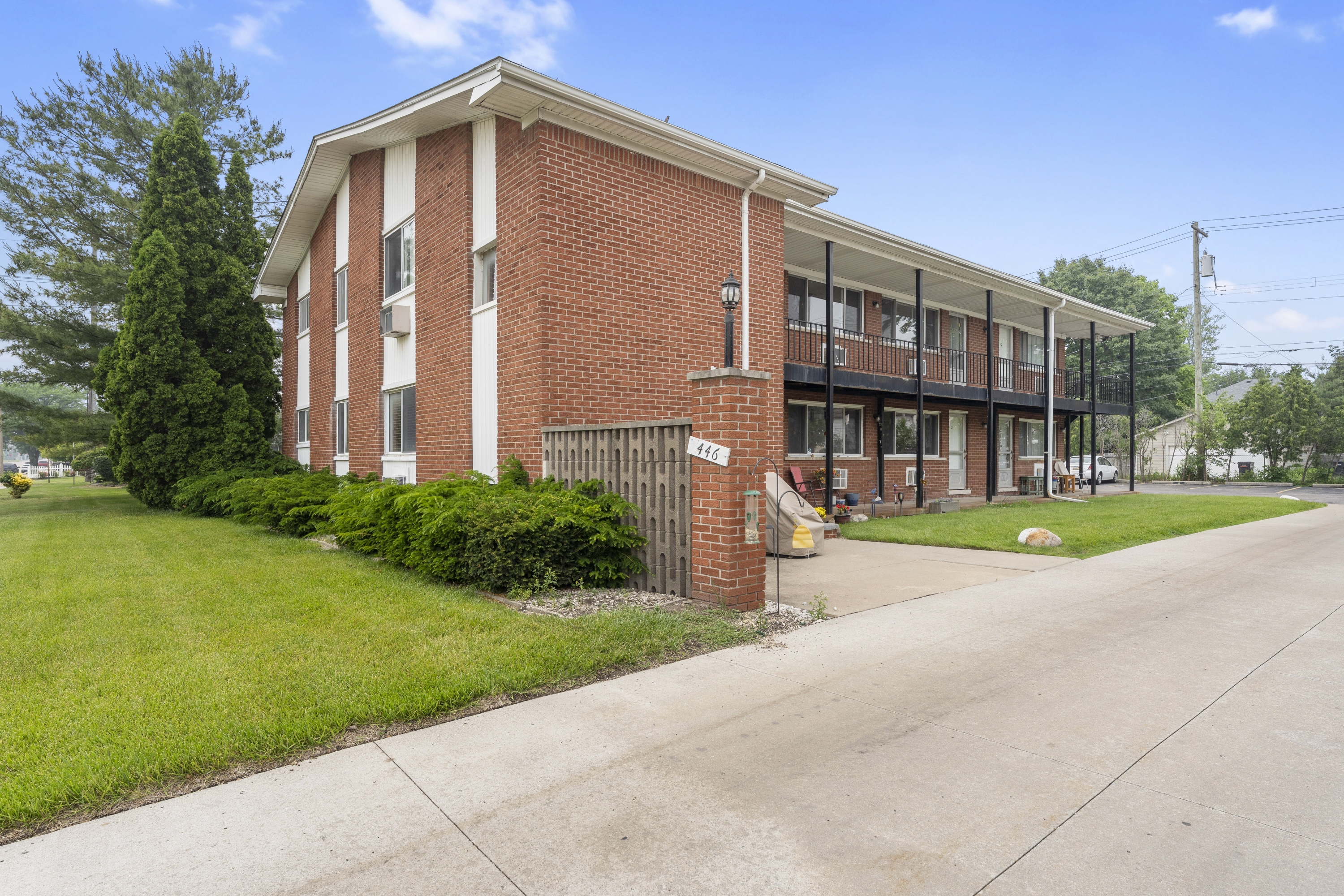 426 Oak St. - 446-7